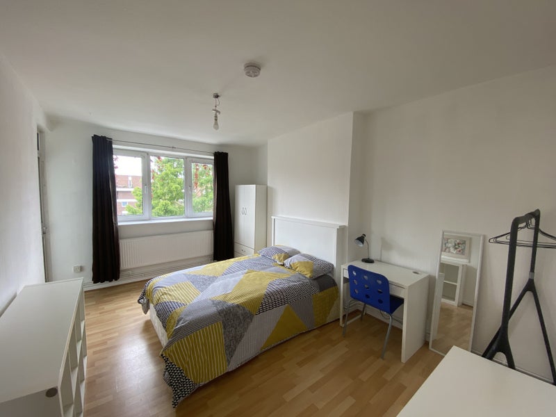 Photo 1: ROOM with a PRIVATE BALCONY available NOW! // 900pcm (single use) or 950pcm (for a couple)