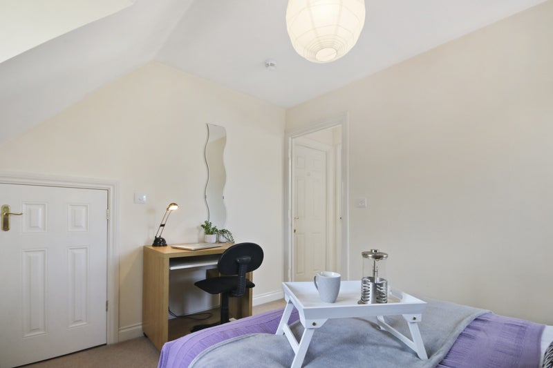 Photo 1: Room 5 - sn suite - available NOW