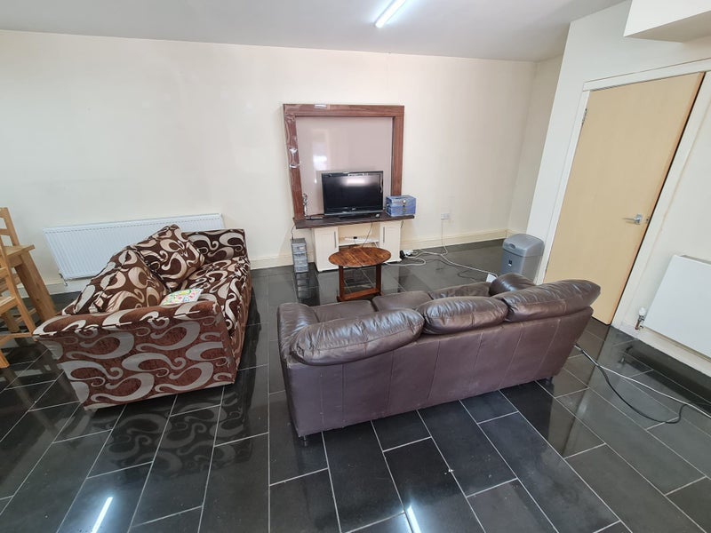 Photo 1: Living Room / Sofas / Coffee Table