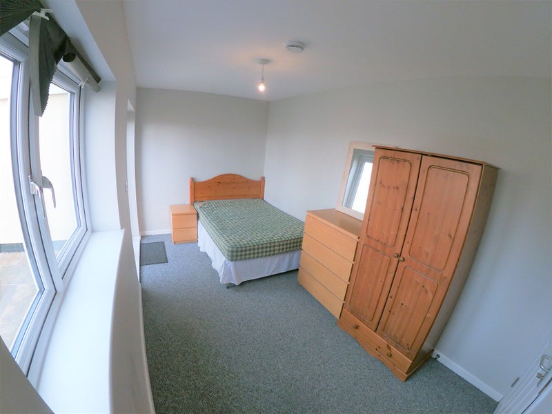 Photo 1: Spacious ground floor Double Room