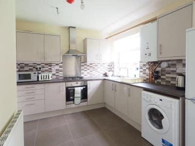 1 Beautiful Room Available In Lovely Shared House Main Photo