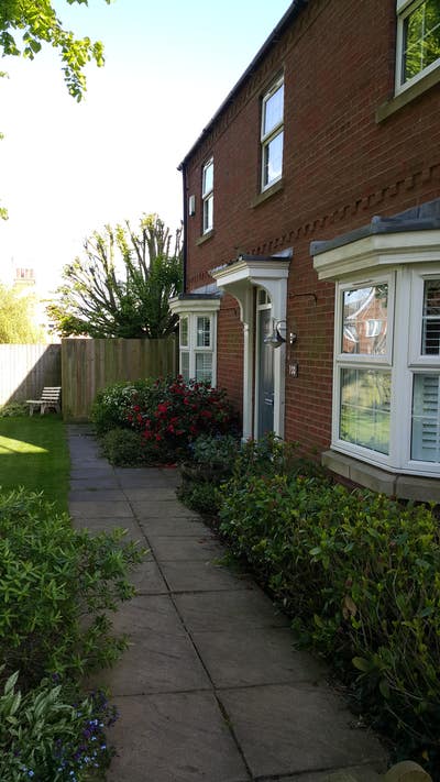Spacious en suite room in comfortable house Main Photo
