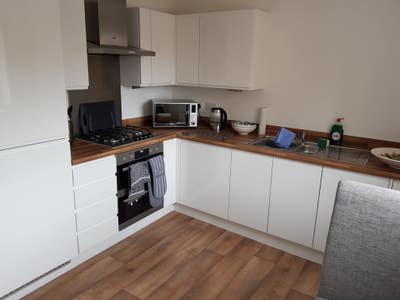 Large single bedroom & bathroom in apartment Main Photo