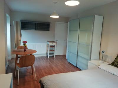 Bright & Stylish Studio in Iver Heath – All Bills Main Photo