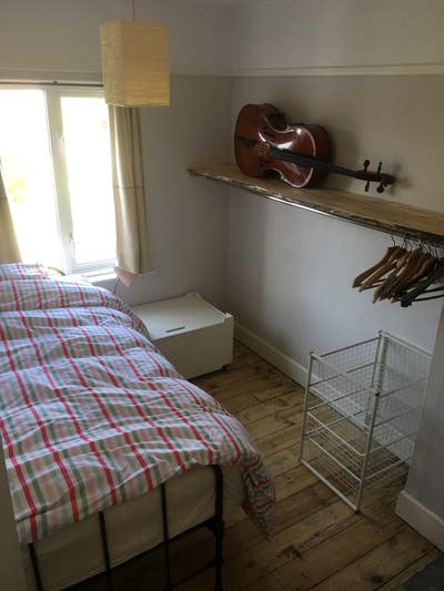 Double room nr hospital for single working female Main Photo