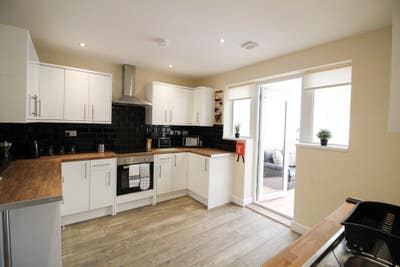 En-Suite Rooms Available in South Kirkby!! Main Photo