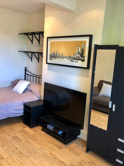 HUGE Room with sofa, 50" TV, Netflix incl bills Main Photo