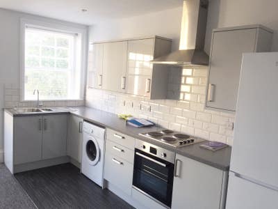 Bright and stylish 2 bed flat Main Photo