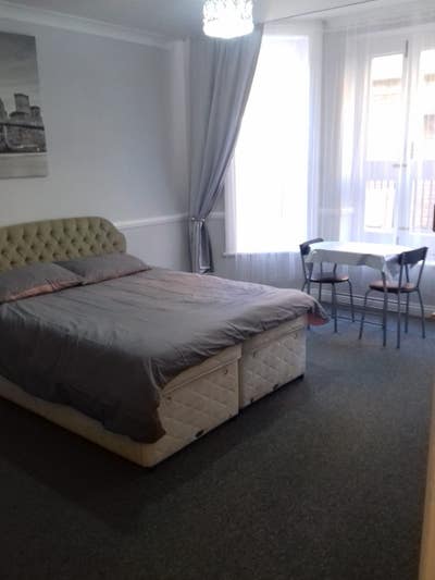 Rooms to rent for singles and couples . Main Photo