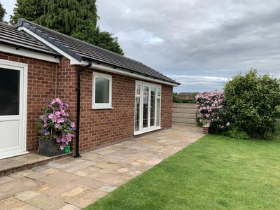 Large En-Suite Garden Room - off road parking Main Photo