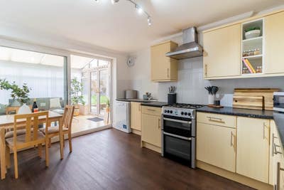 Modern Design, Friendly House nr Town Centre Main Photo