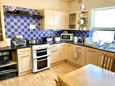Dble & Large Modern Double Rooms (45Ihst) Main Photo