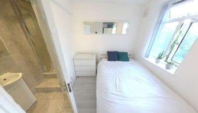Charming Flat - Steps from Clapham North Tube! Main Photo