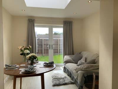 Large Double Student Rooms Avialble Now!! (15H) Main Photo