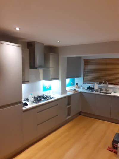 Nice 4 bed house with double bedroom to let . Main Photo