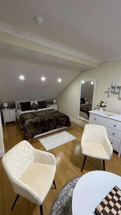 Luxurious Top Floor Studio All Bills Included Main Photo