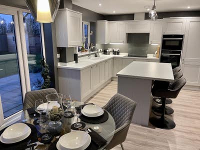 Executive 5 bed house. 3 doubles. Main Photo