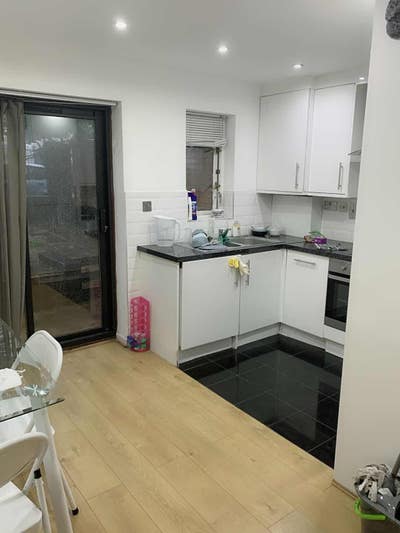 Amazing large 3 bedroom house with Garden &Parking Main Photo