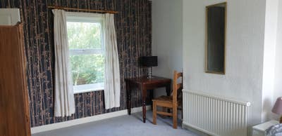 Double room in large quiet garden flat Main Photo