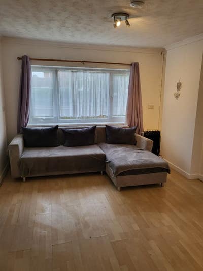 Studio Apartment - Single or Couples Welcome Main Photo
