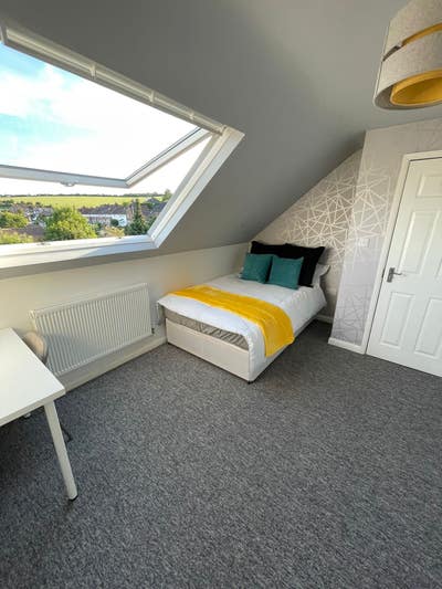 Large Luxury Rooms... Perfect Location!! Main Photo