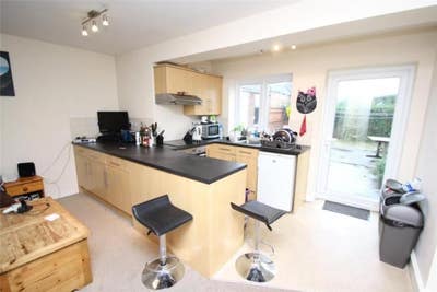 2 bright furnished rooms in house for Uni students Main Photo