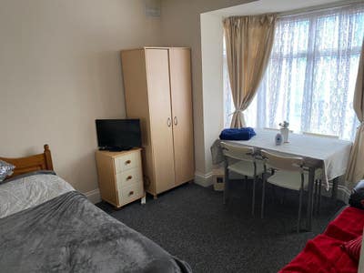 3 Clean Rooms Contractors Digs Redcar no Bills Main Photo