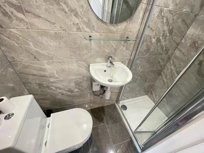 Studio Ensuite room - PERIVALE UB6 Main Photo