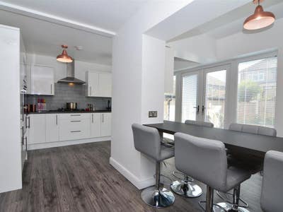 Professional female house all bills inc & cleaner Main Photo
