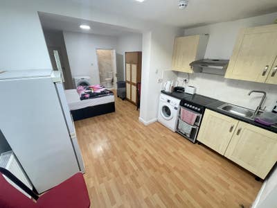 Very nice self contained en-suite studio for rent. Main Photo