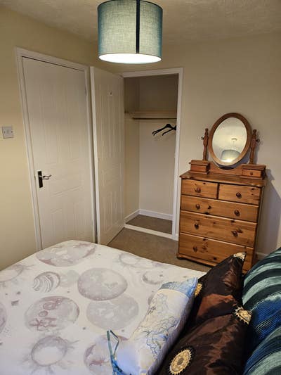 Double bedroom in quite loc 5 minutes walk into to Main Photo