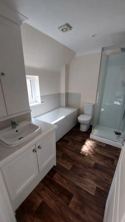 Rooms in a modern 3 bed house Main Photo