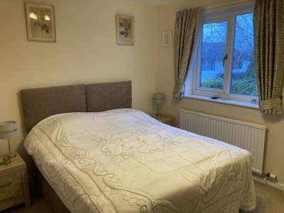 Good sized room with an en suite in a family home Main Photo