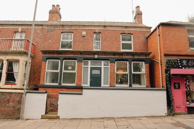 Double Room with En-Suite Available Main Photo