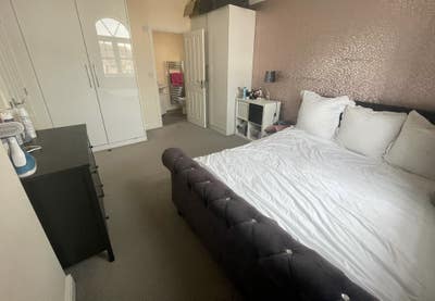 Large en-suite bedroom- Female only Main Photo