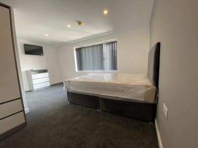 Huge Double En-Suite Room - Bills included! Main Photo