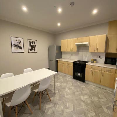 Lovely en-suite room available now Main Photo