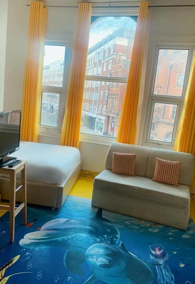 Discover Your Cozy Retreat in the heart of Fulham! Main Photo