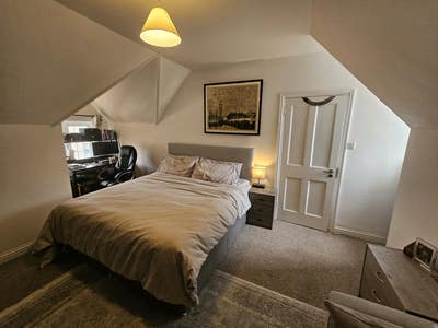 Superking bed and walk-in wardrobe Main Photo