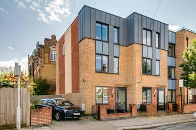 4 Bedroom House on Fishponds Road, Tooting, SW17 Main Photo