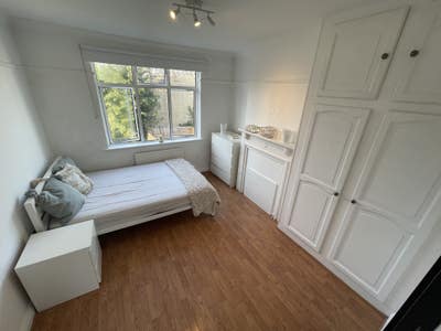 Garden house 2 mins walk to East Croydon Main Photo