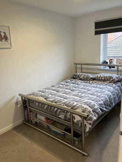 Double room available in spacious house Main Photo