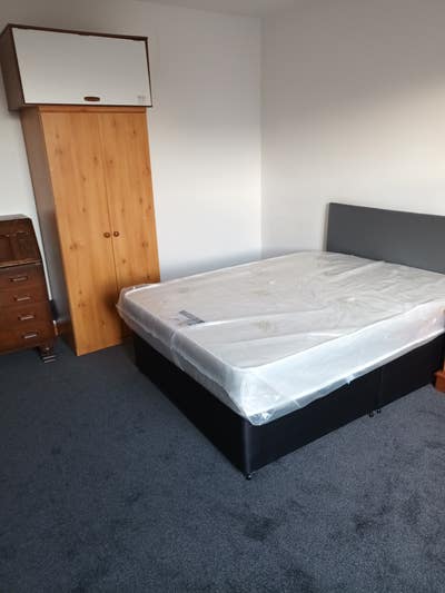 Double room available in a private semi detached. Main Photo