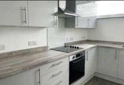 "Live Comfortably: 1-Bed Flatshare in Prime Locati Main Photo