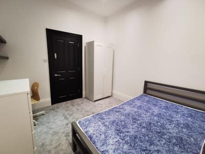 Large Double Room with High Ceilings - View Now! Main Photo