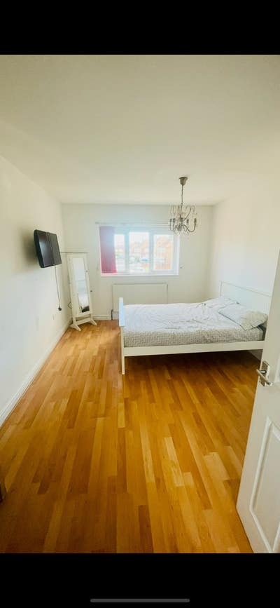 Spacious Double en-suite room in quiet house share Main Photo