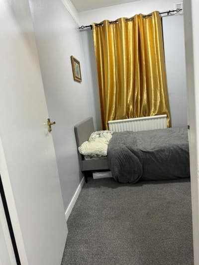 A double bedroom is available in a three bedroom Main Photo