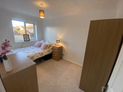 Quiet double room available to rent Main Photo