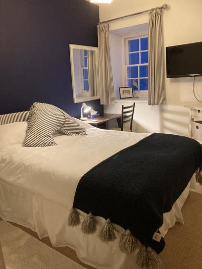 Lovely double room and own bathroom . Mon to Fri. Main Photo
