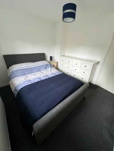 Double bedroom a short walk to Woking TC Main Photo